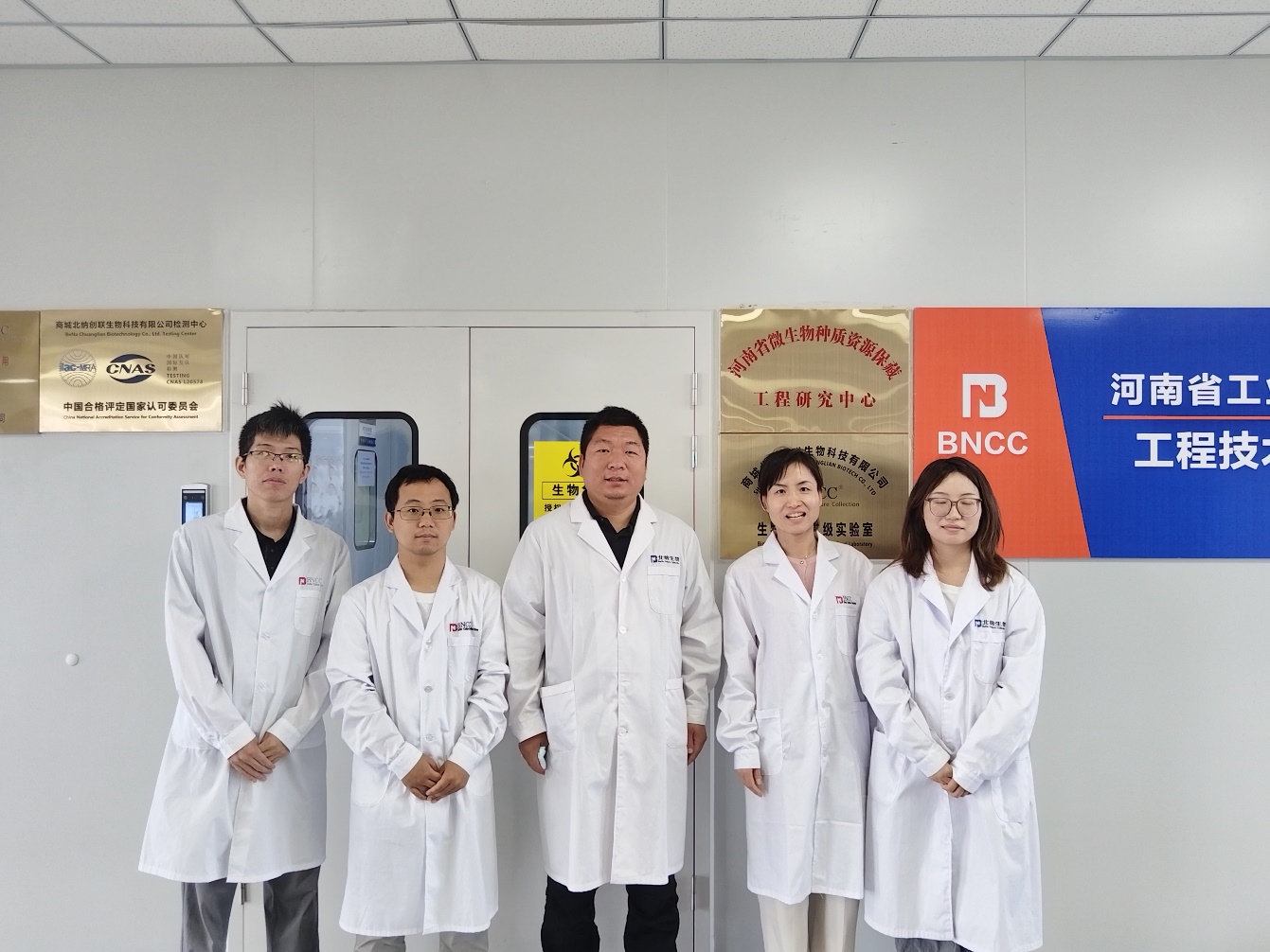 图片包含 人, 室内, 男人, 对着AI 生成的内容可能不正确。 图片包含 人, 室内, 男人, 对着AI 生成的内容可能不正确。