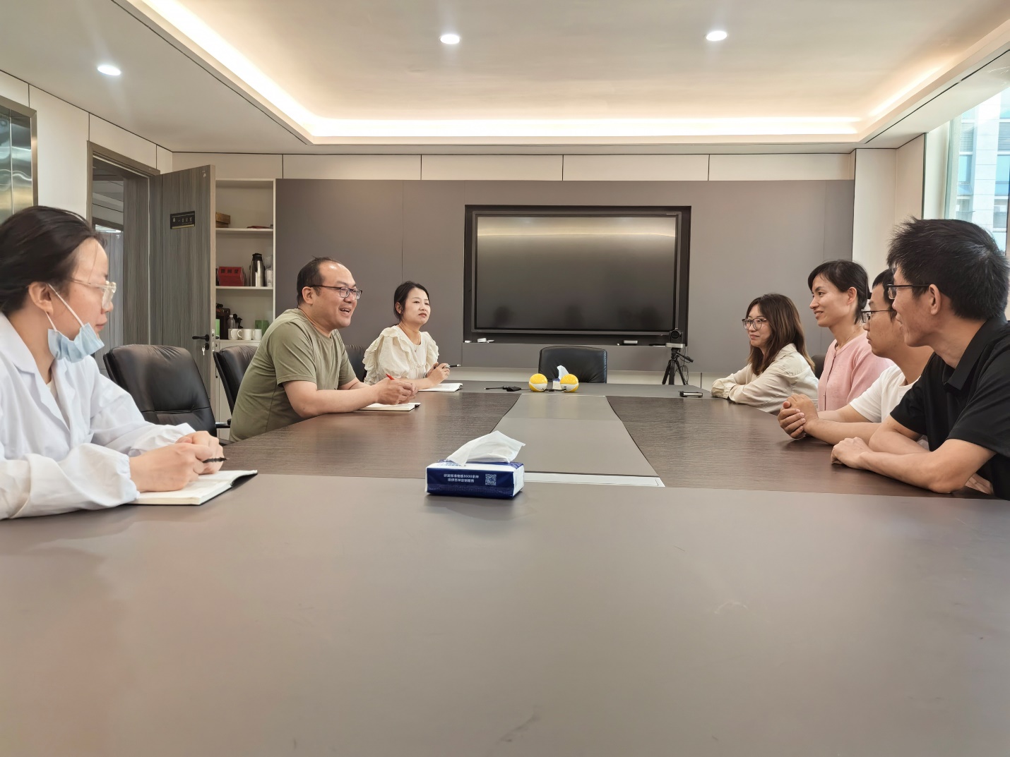 一群男人和女人在桌子边AI 生成的内容可能不正确。 一群男人和女人在桌子边AI 生成的内容可能不正确。